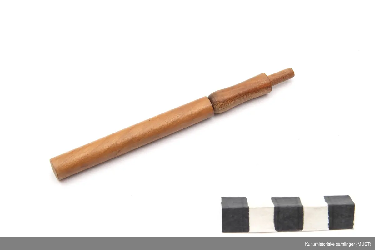 Heklenål med deksel. Dekslet kan snus og forlenge skaftet på heklenålen.