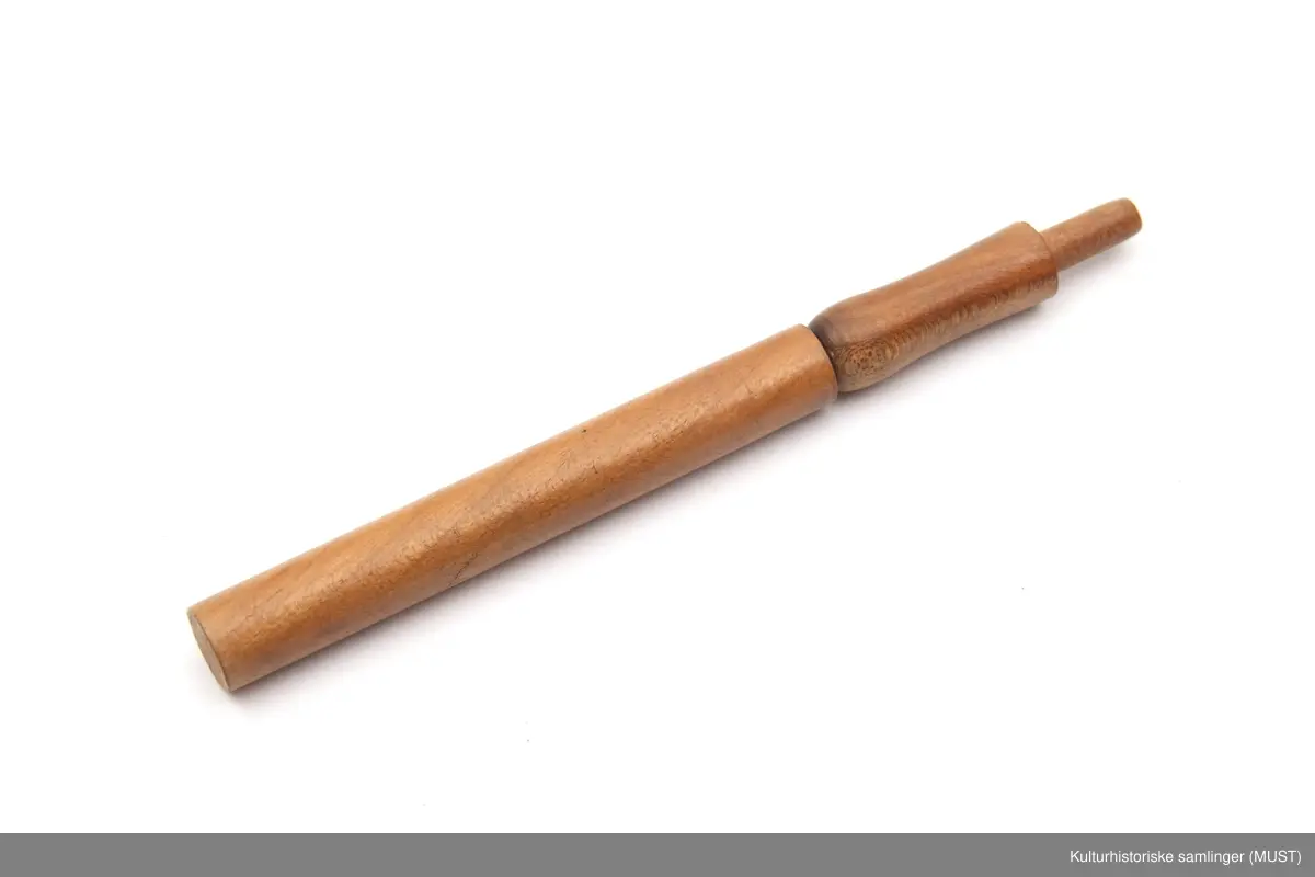 Heklenål med deksel. Dekslet kan snus og forlenge skaftet på heklenålen.