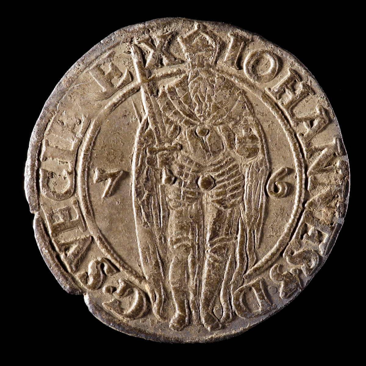 Ett öre, Johan III, år 1576. Åtsida med lilla riksvapnet, krönt. Frånsida med bild av kungen.