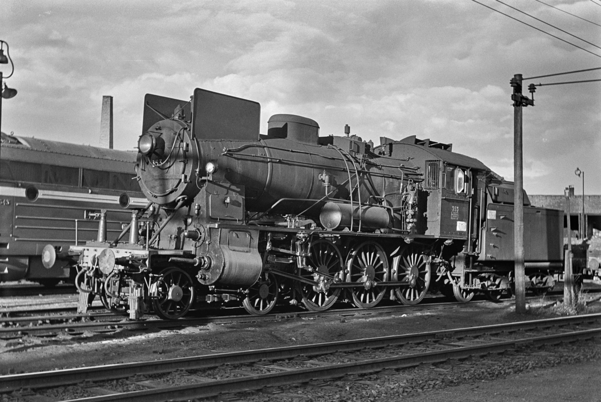 Damplokomotiv type 30b nr. 353 ved lokomotivstallen på Hamar.