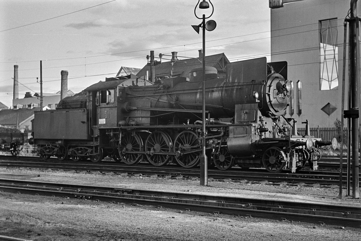 Damplokomotiv type 30b nr. 353 ved lokomotivstallen på Hamar.