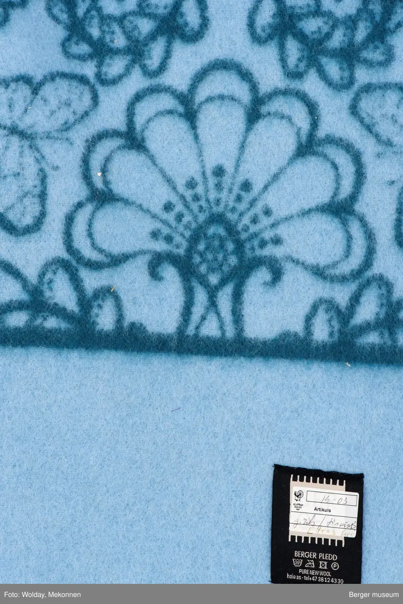 Blomster, sommerfugler, stilker og blader. Omriss