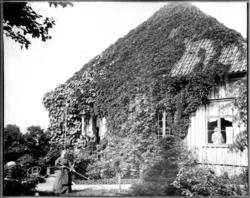 Familien Thaulow utenfor sitt hjem i Storgaden