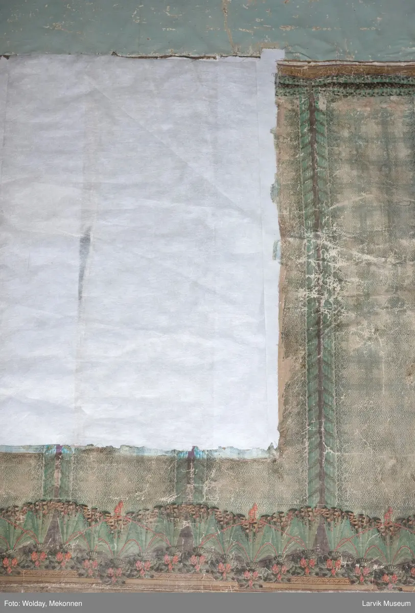 |Tapeten er påmalt tapetborder og brystning. Fra Hovland gård i Larvik.
Den øverste, brede borden: Gerlander/draperi med blomsterranker.
Den nederste, smalere borden: Tekstilbord med blomster. Øver døren til høyre: Stillebenmotiv med blomster og frukt.