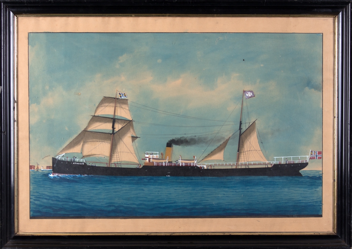 Skipsportrett av DS ATHALIA/ATHALIE med seilføring. Skipet fører unionsflagg på fortoppen og kompaniflagg på slørmasten, norsk flagg i akter. Skipet er rigget som skonnertbrigg, og 11 mann ombord. Til venstre i motivet en by i horisonten.