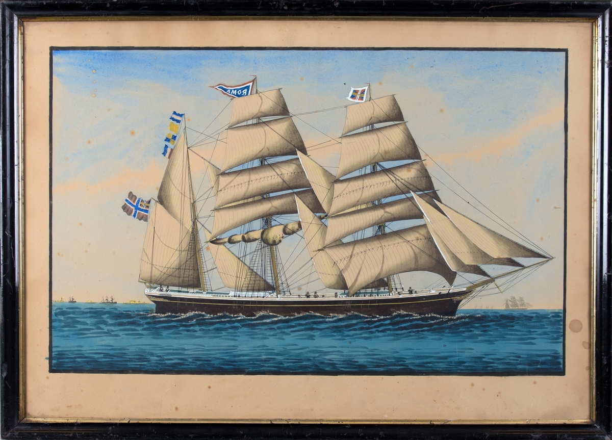 Skipsportrett av bark ROMA, ti mann på dekk. Flere andre fartøyer i horisonten, bylandskap til venstre i motivet. Navnevimpel, unionsmerke og signalflagg.