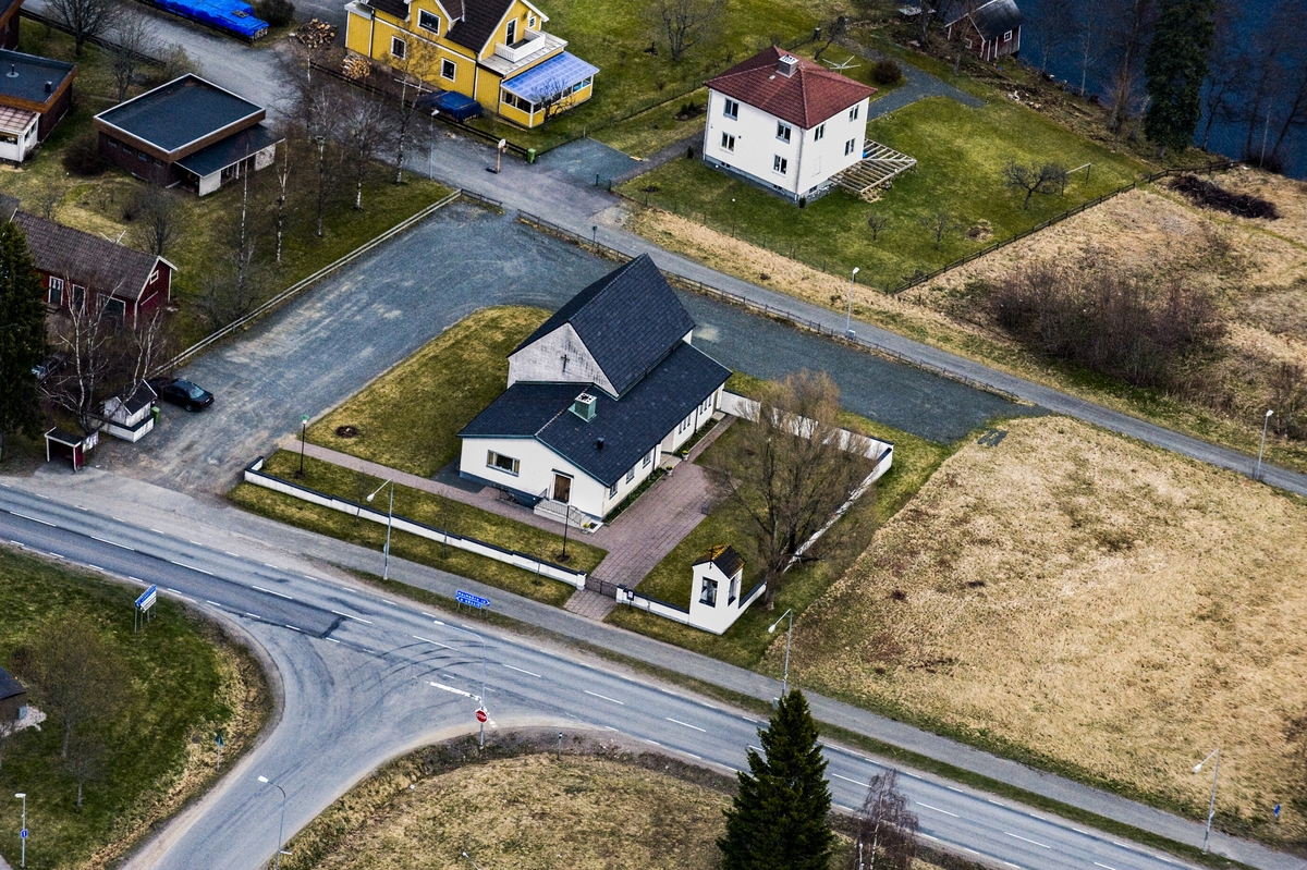 Flygfoto över Fredriksdals kyrka i Nässjö kommun.