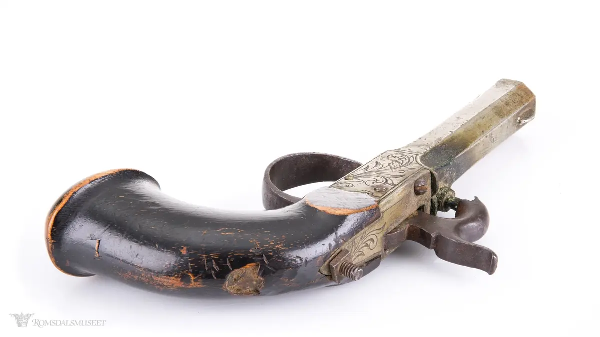 Opp i kolben er det uthult og innsatt en beholder for fenghetter.