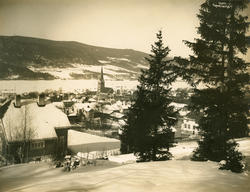 Lillehammer. Utsikt nedover mot Lillehammer Kirke med Hammar