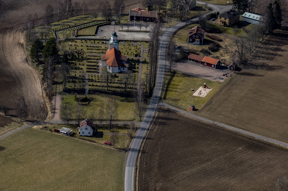 Flygfoto över Gustav Adolfs kyrka i Habo kommun.