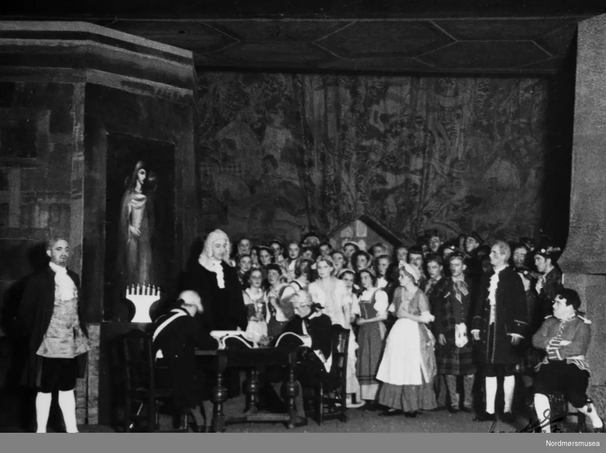Foto fra en operaoppsetting i Kristiansund. Boieldieu: Den hvite dame, 1937. Foto: Bardal. Bildet er gitt i gave av Operaen i Kristiansund ved Britt Westavik. Fra Nordmøre museums fotosamlinger.