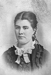 Portrett av kvinne. Marit Larsen f. 1859.