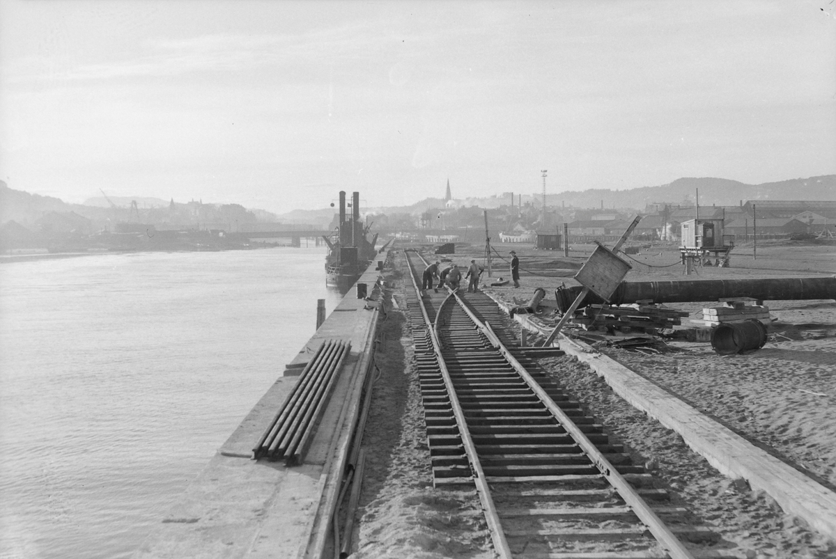 Legging av jernbanespor på Pir II