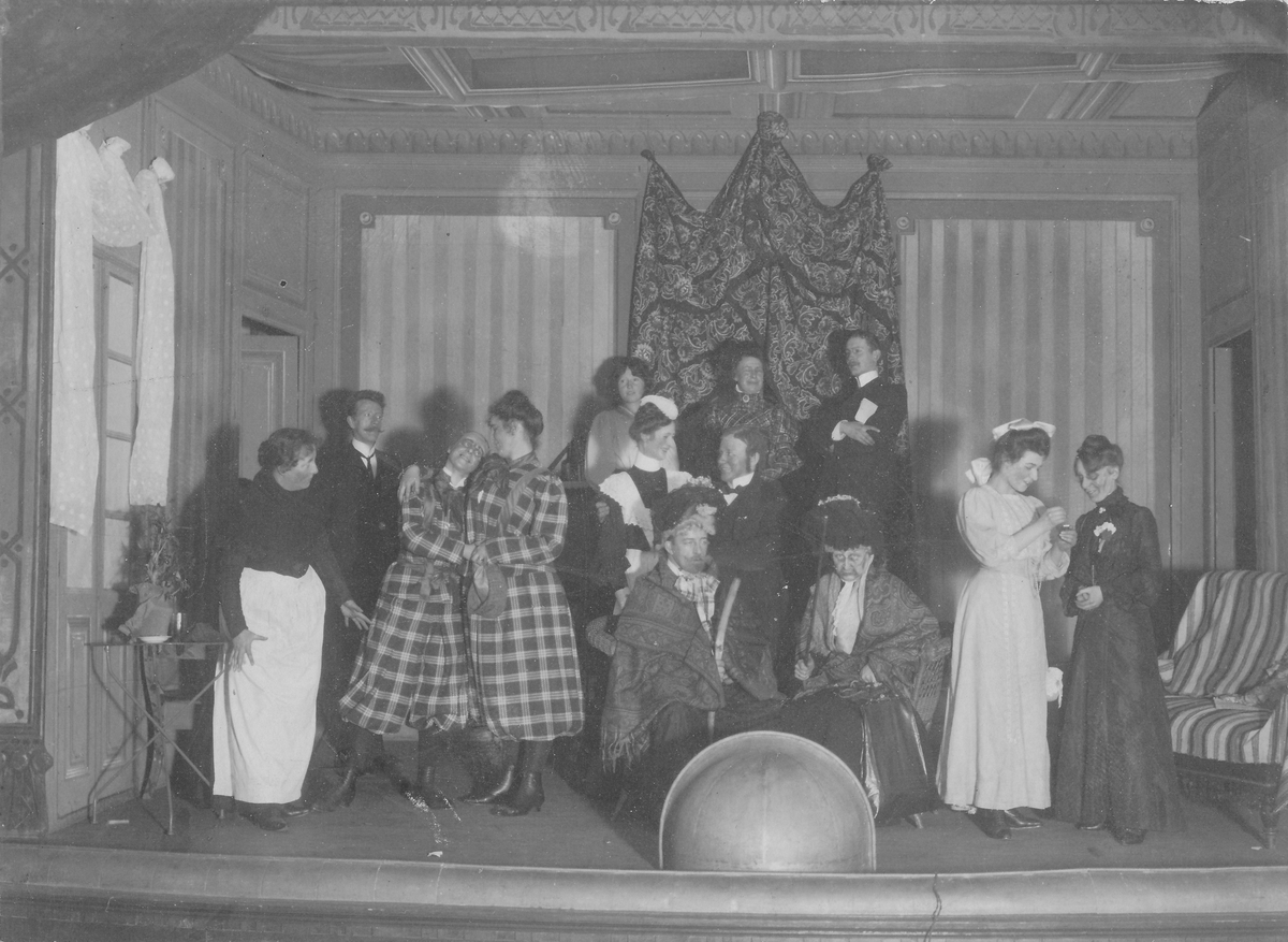 Skuespillet "Familiens skrekk" oppført på Arbeiderforeningens scene i 1907, Ålesund