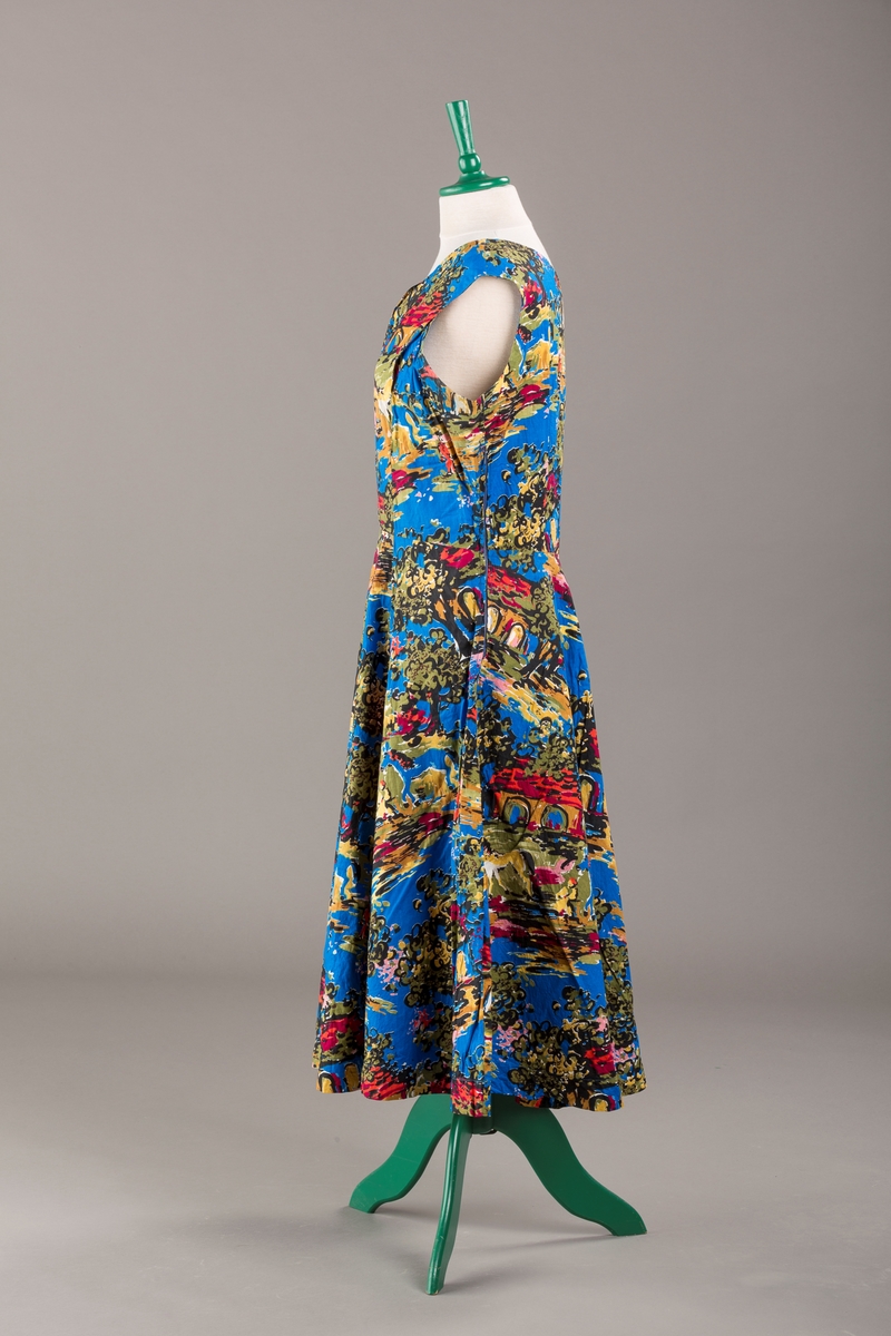 Spanskinspirert motiv med hus, hester og trær