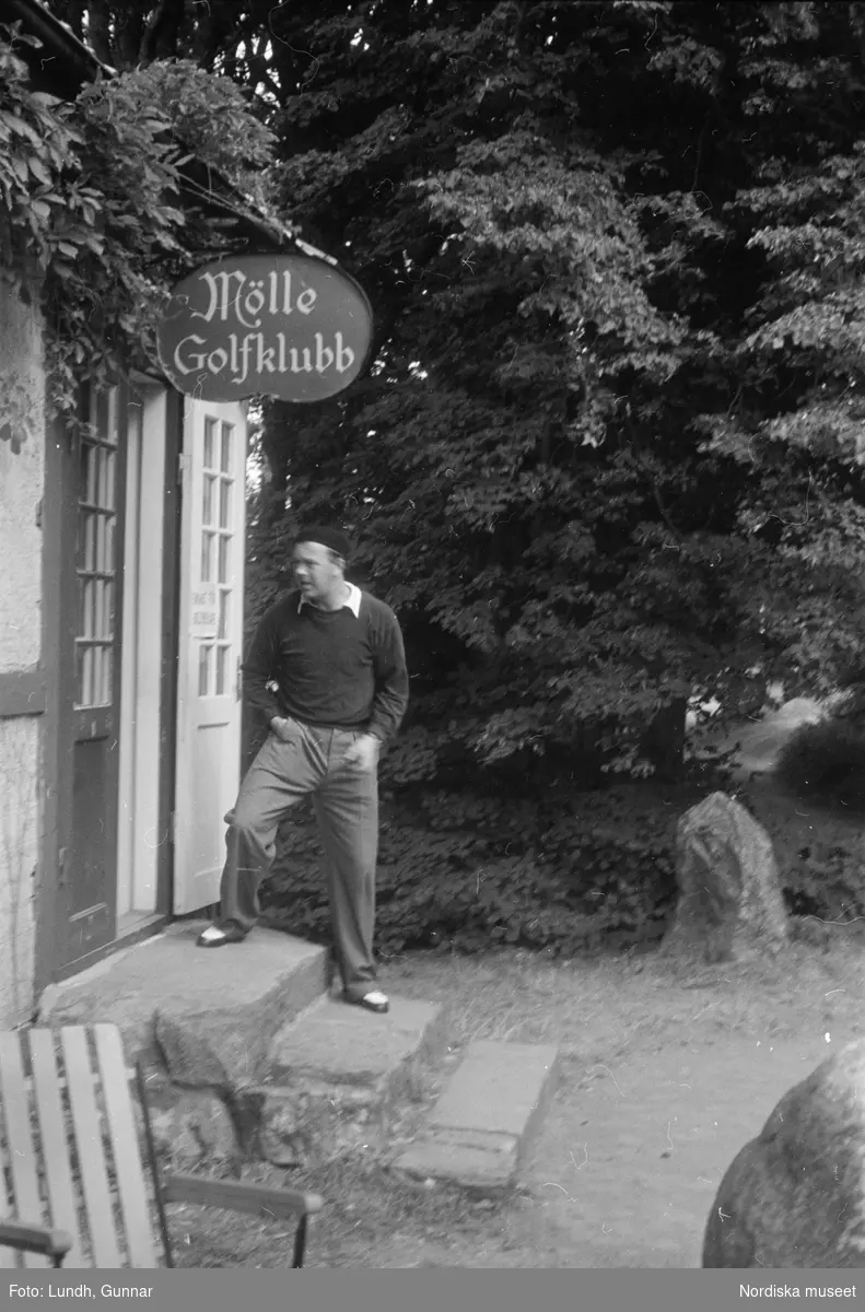 Mölle Golfklubb. Prins Bertil i basker utanför entrén till klubblokalen.