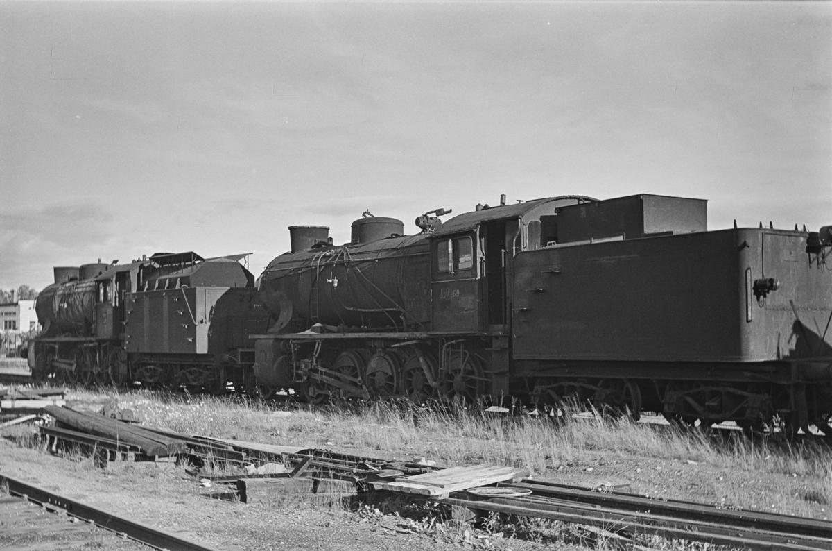 Damplokomotiv type 39a nr. 169 og 308 hensatt for opphugging på NSBs verksted på Grorud.