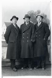 Studioportrett av tre menn.