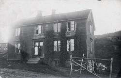 Bolighus i St. Olavs gate. Tre barn på trappa.