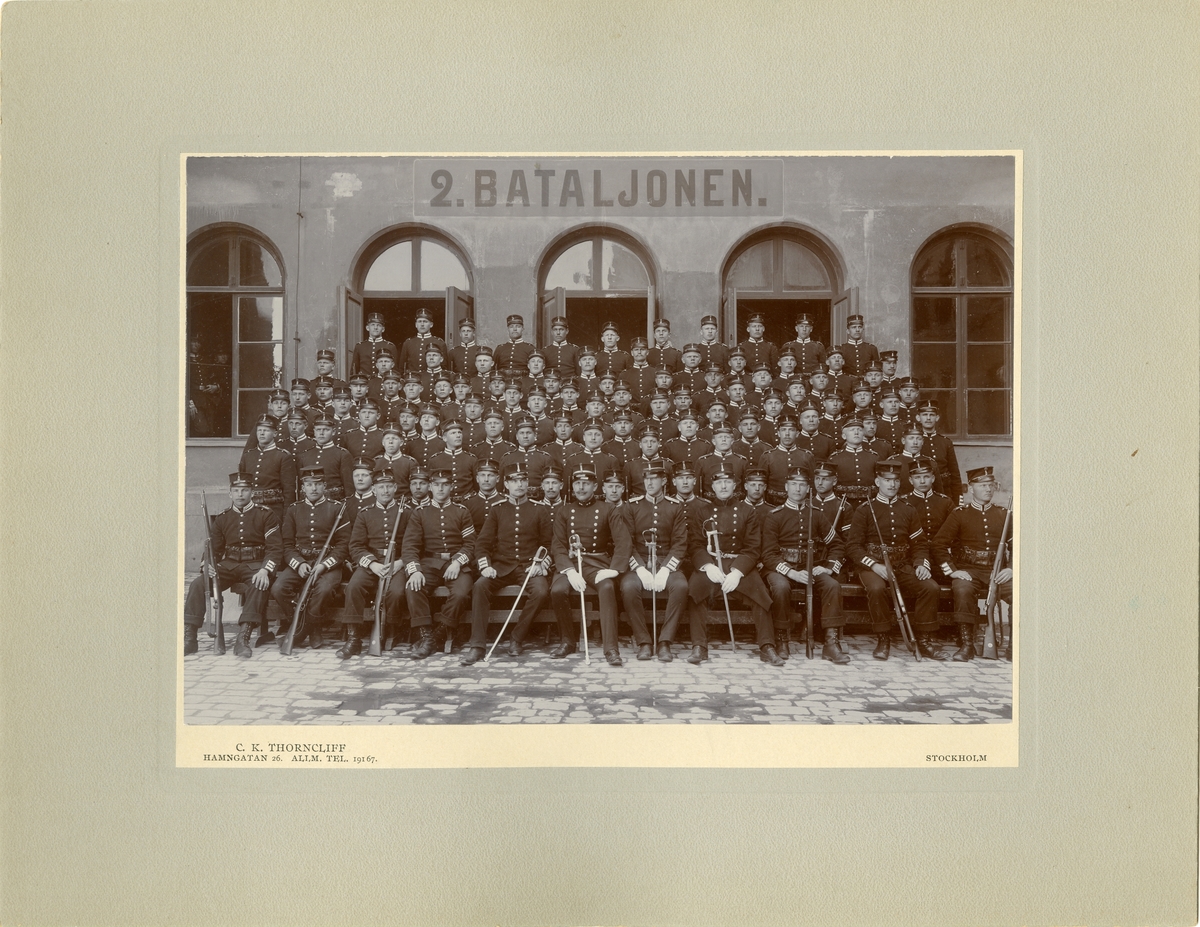 Grupporträtt av beväringsrekrytskolan, 2:a bataljonen vid Svea livgarde I 1, 1905.