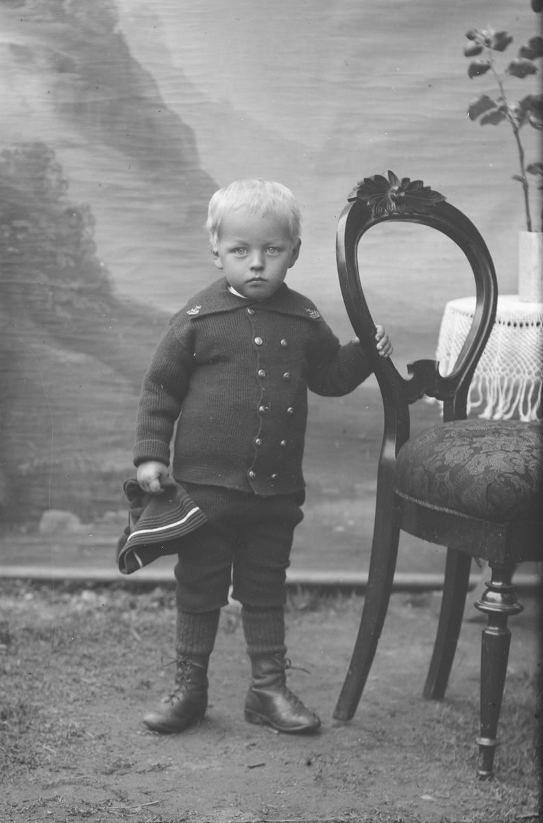 Portrett, helfigur, liten gutt, Olaf Klomstad