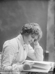 Kvinne, M.Baadstø, atelierbilde