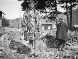 To jenter på tomten til Kluften.