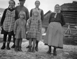 Gruppe av 1 gammel kvinne, 1 voksen kvinne, 3 jenter og en v