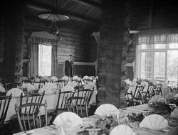 Mann i spisesalen på Lauvåsen Fjellstue, Gålå.