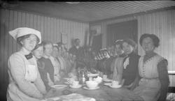 Gruppe jenter ved spisebordet på kurs ved Amtskulen, Bølund,