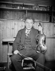 Spellemann Ivar Eide med ekte Hoemsfele.