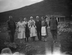 Seterhus, fire kvinner, en jente og tre menn