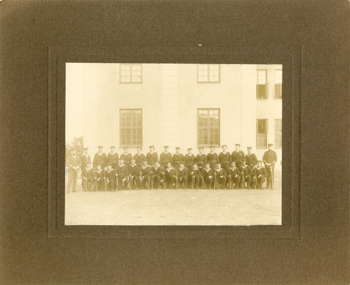 Korpralskola och reservunderbefäl, Vaxholms kustartilleriregemente KA 1. Oskar-Fredriksborg 1915.
för namn, se bild nr. 3.