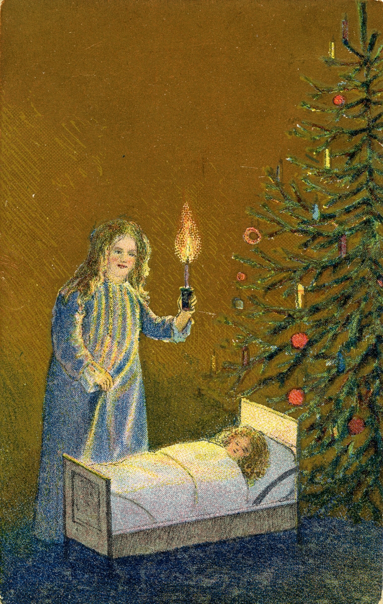 Julekort. Jule- og nyttårshilsen. Jente i natttkjole lyser på dukkeseng med en fakkel. Sengen står ved et pyntet juletre. Kortets bakgrunn er forgylt. Stemplet 24.12.1919.