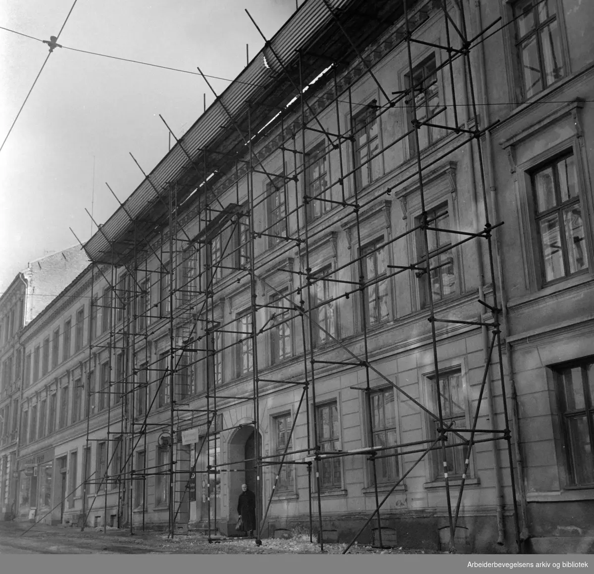 Thereses gate 24. Gårdeier lar stilaset stå. Mars 1963