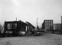 Trondheimsveien. "Rødstua" rives. Desember 1955