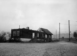 Trondheimsveien. "Rødstua" rives. Desember 1955