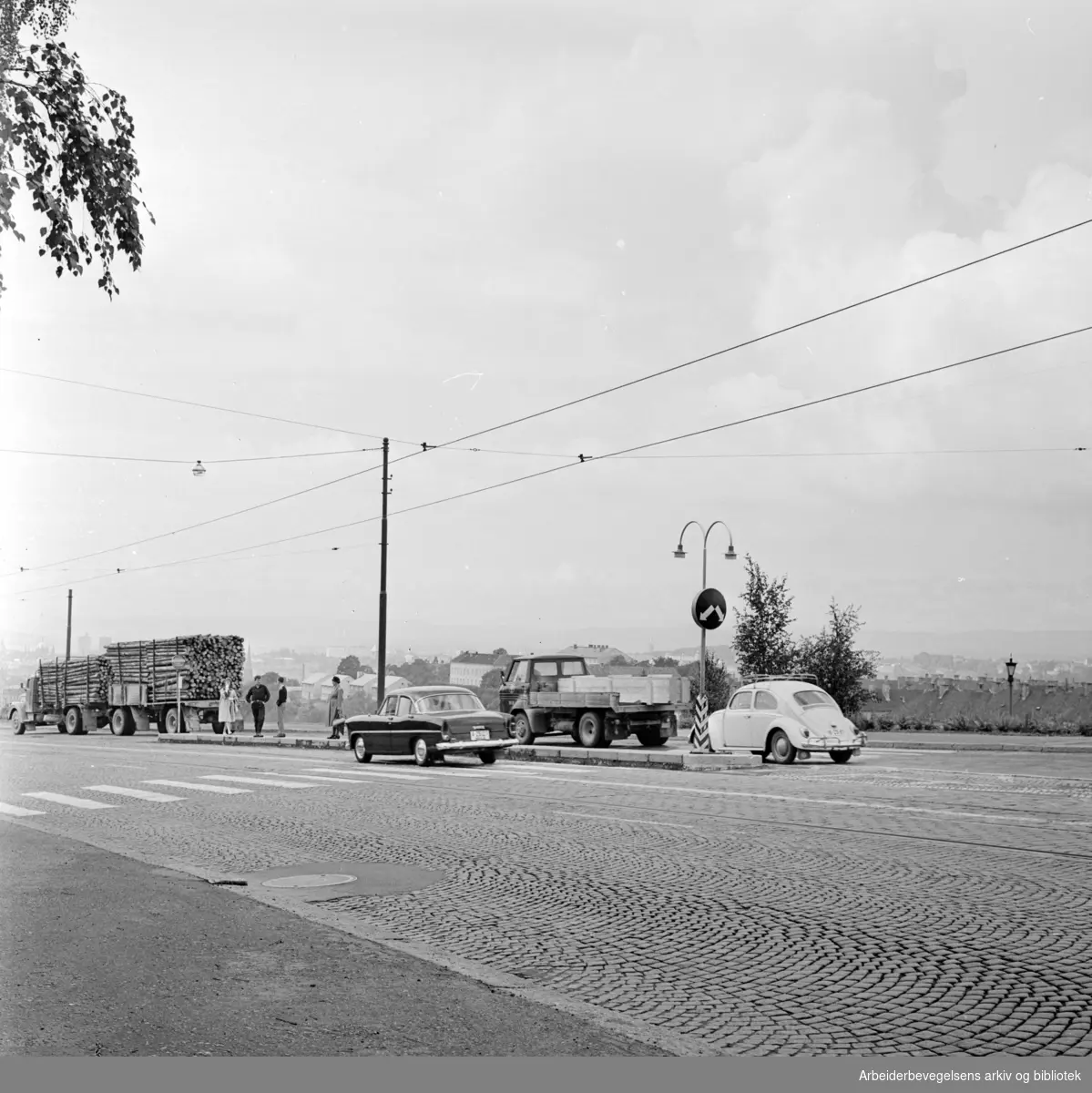 Trondhjemsveien. Trafikk. Farlig fotgjengerovergang ved Sinsen. August 1962