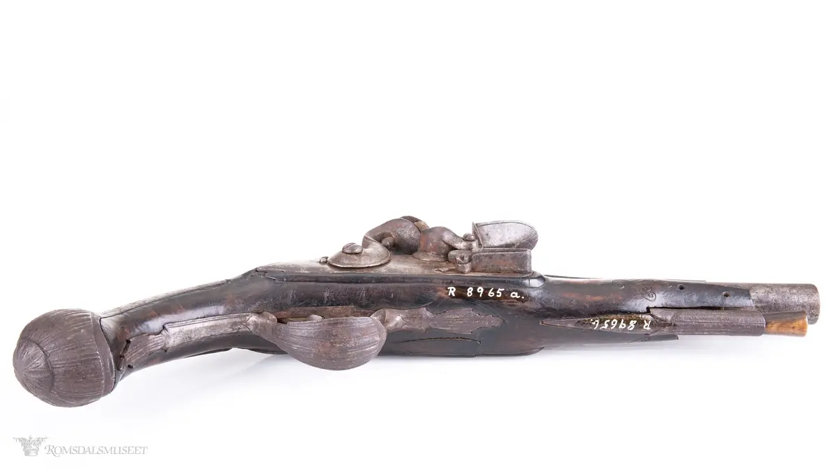 Pipa er rund ytterst, 8-kantet ved svansen. Profileringer i overgangen.