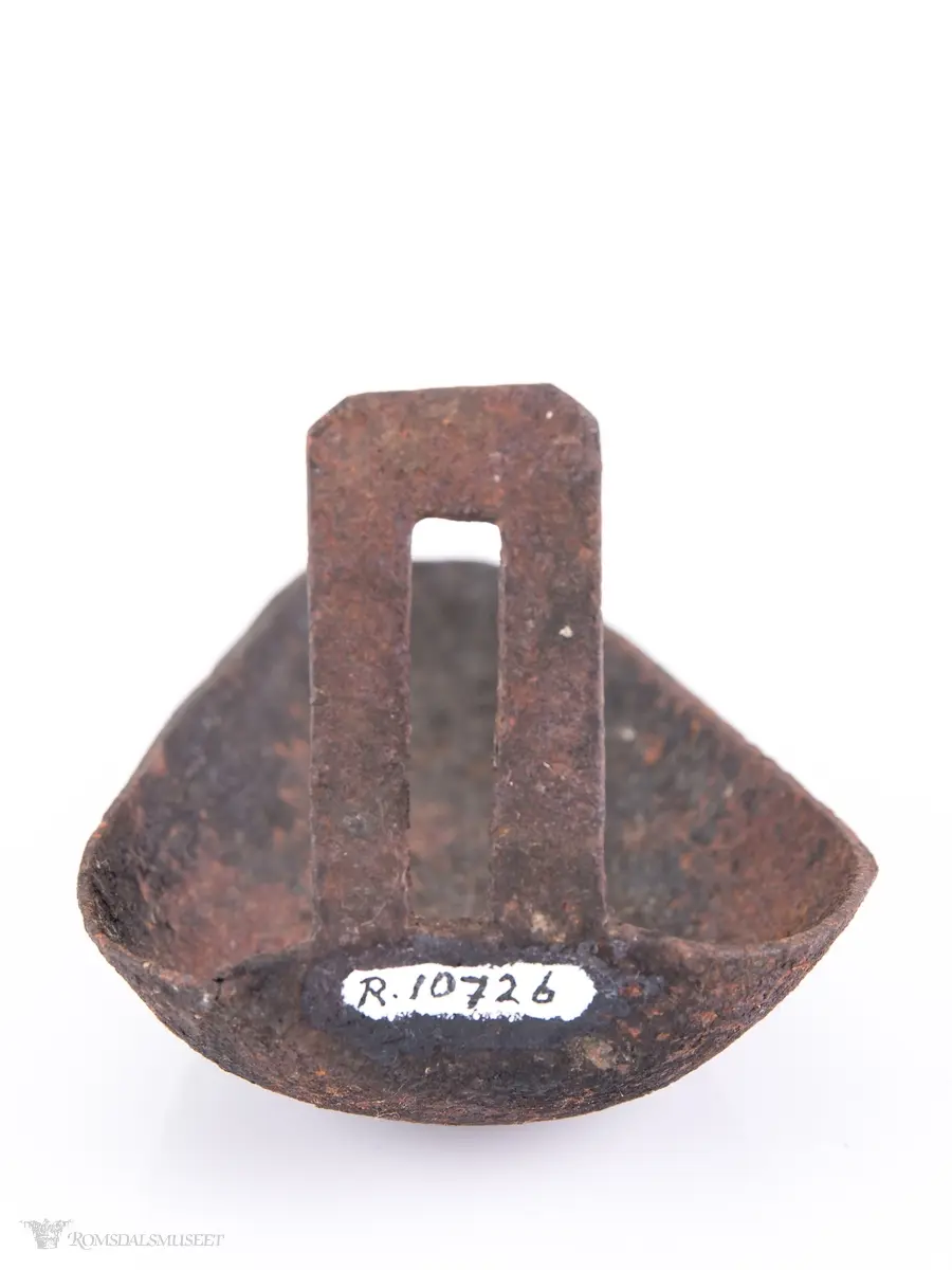 Avrundet trekantet skål med hempe for opphengskrok.