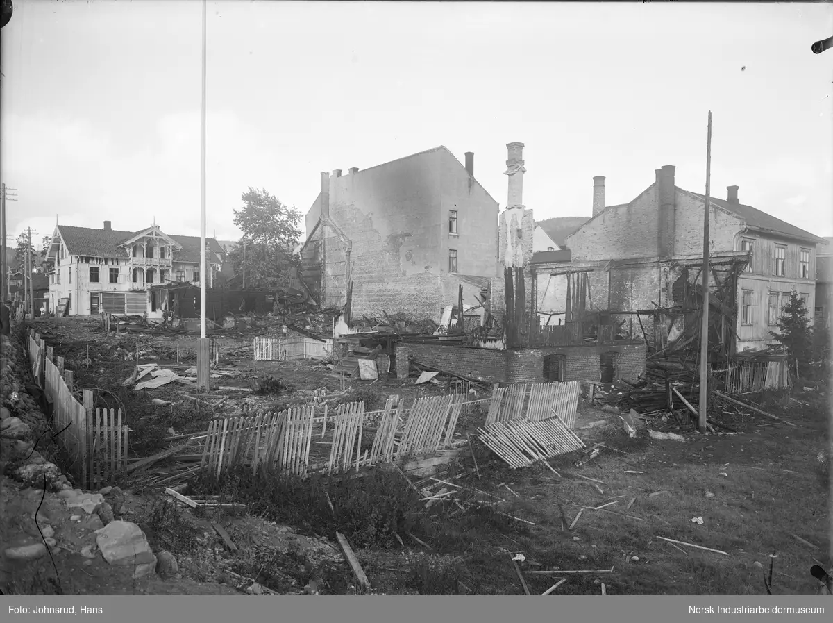 Branntomt. Stenstads gård ødelagt etter eksplosjon i lagerbygg. Landmandsgaarden i mur har mindre ødeleggelser.