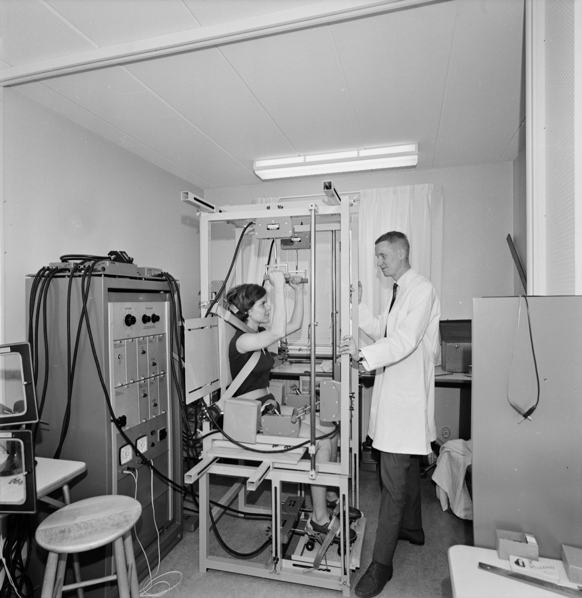Birgitta Samuelsson och docent Lars Bäcklund vid en apparat för muskelkraftsanalyser, Rehabiliteringscentralen, Akademiska sjukhuset