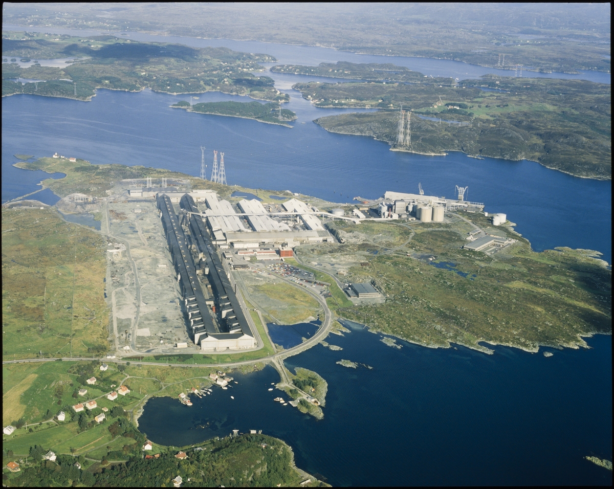 Flyfoto av aluminiumsverket på Karmøy. Bildet er tatt mot nordøst med Røyksundkanalen i bakgrunnen.