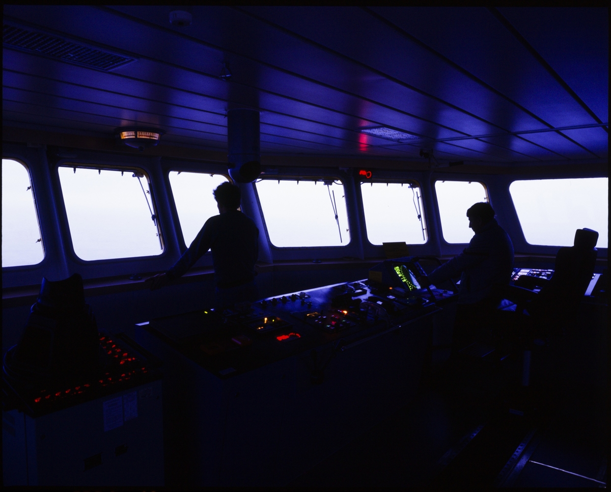 Fra innsiden av skipsbroa på Østensjø rederis "Edda Fram", og skipet ved indre kai i Haugesund.