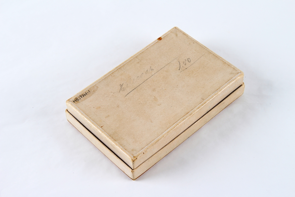 Eske med lokk. Brukt til oppbevaring av 14 forskjellige små smykkegjenstander.