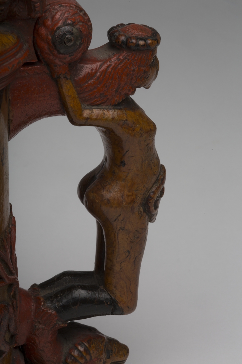 Dekorert med fortløpende billedfrise med dyr og trær på nederste del av korpus. Kannen har løveføtter og løvegjekk og bakkantine som håndtak. 