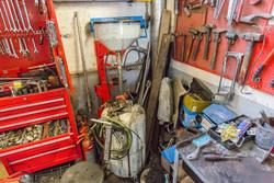 Statoil Hemnes. Verksted interiør med verktøy og utstyr.