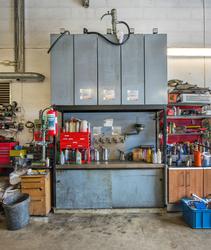 Statoil Hemnes. Verksted interiør med arbeidsbenk og skap. O