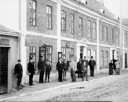 Repro: Gatebilde med mennesker, Storgata, Lillehammer.