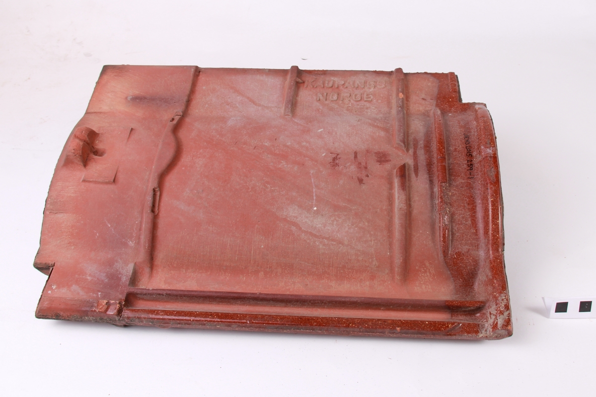 Krum, glasert takstein.